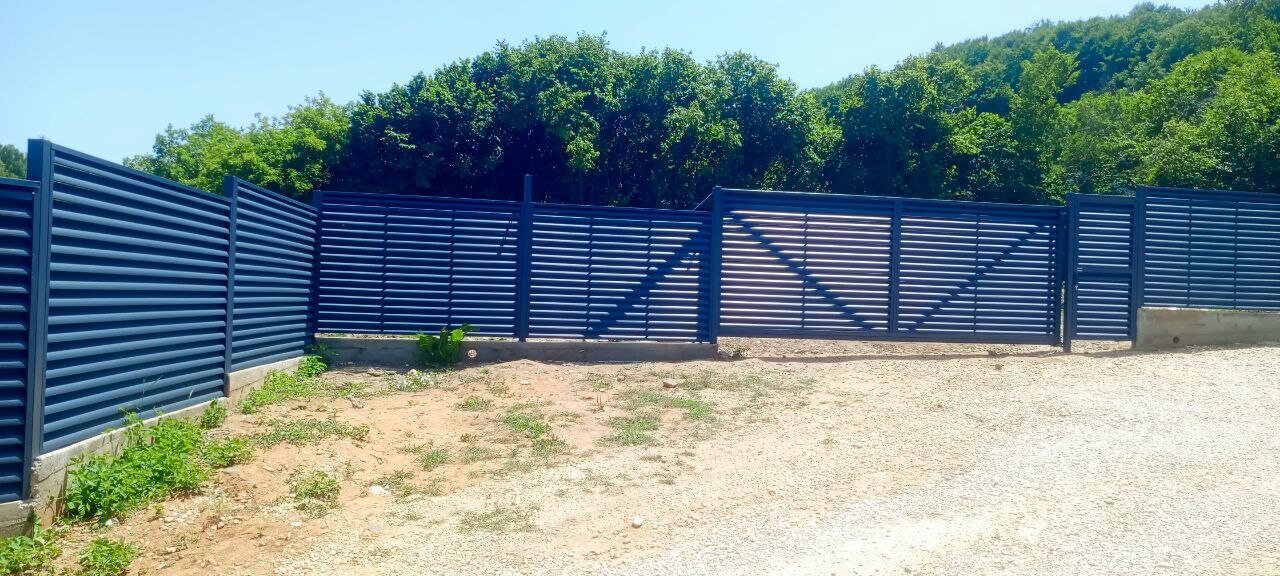 Забор-жалюзи из ламелей Еврожалюзи 53м RAL7024 Серый Графит МАТТЕ фото 7 в Киришах