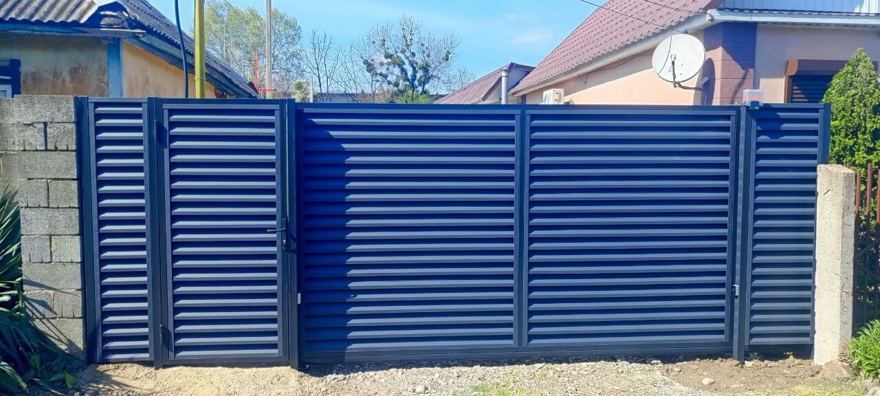 Забор-жалюзи из ламелей Еврожалюзи 53м RAL7024 Серый Графит МАТТЕ фото 1 в Киришах