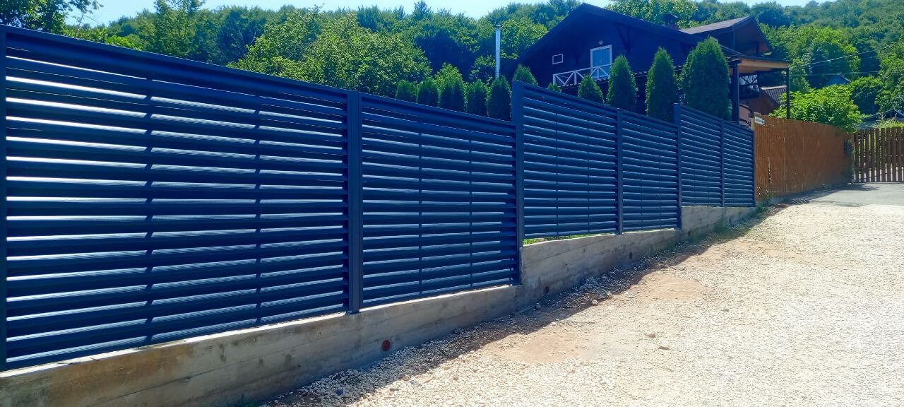 Забор-жалюзи из ламелей Еврожалюзи 53м RAL7024 Серый Графит МАТТЕ фото 12 в Киришах