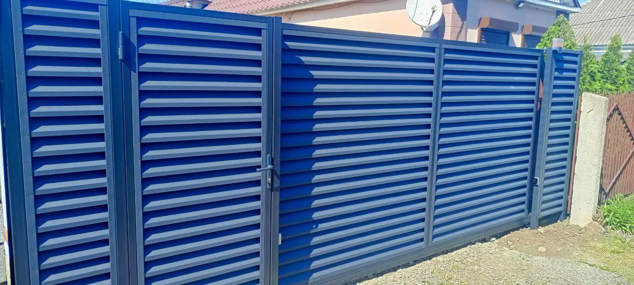 Забор-жалюзи из ламелей Еврожалюзи 53м RAL7024 Серый Графит МАТТЕ фото 10 в Киришах