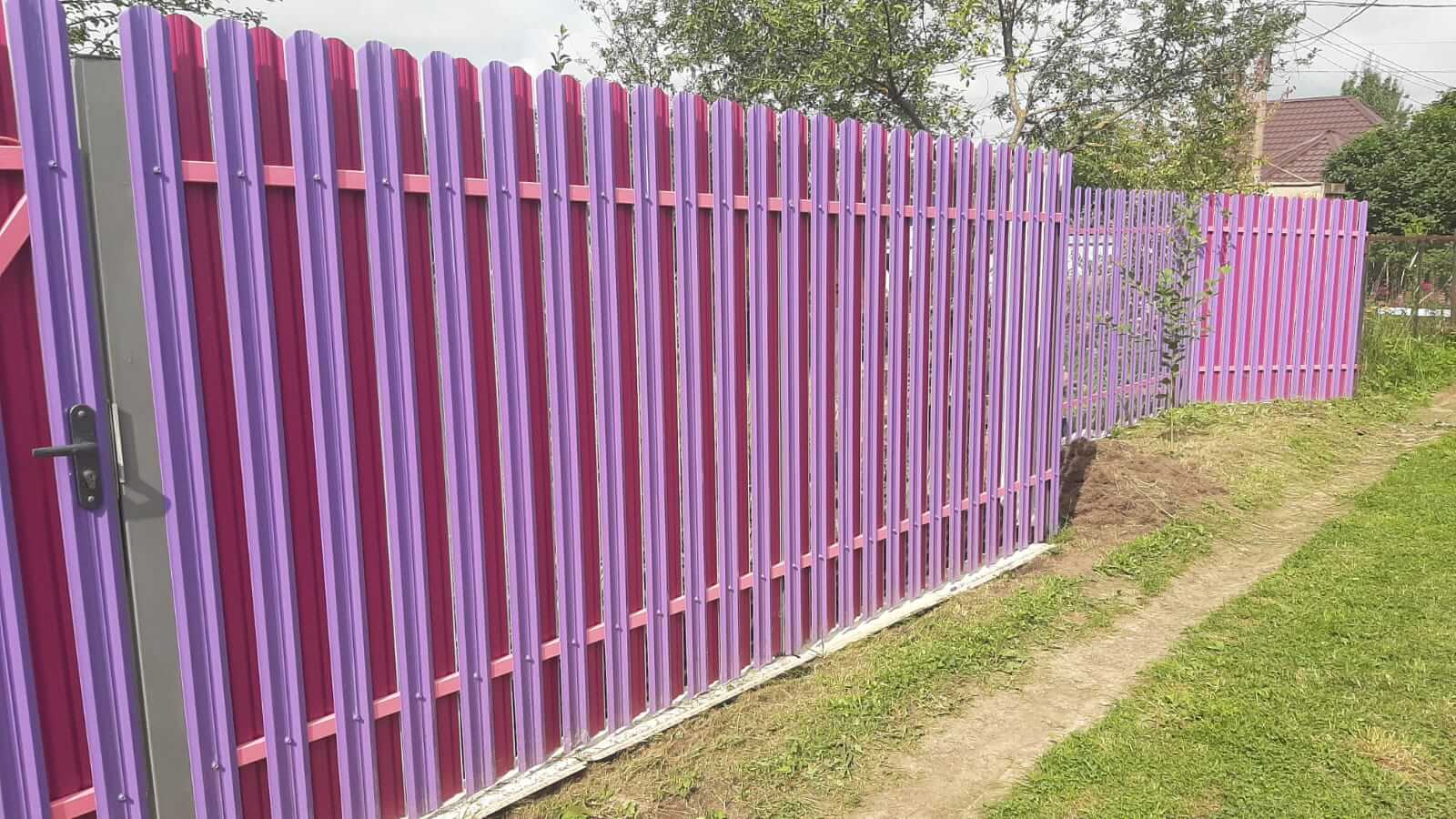 Двухцветный забор из евроштакетника 44м RAL4005 Сиреневый, RAL4006 Пурпурный фото 4 в Киришах