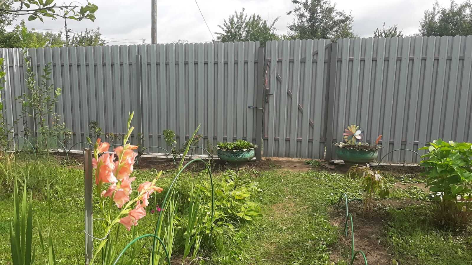 Двухцветный забор из евроштакетника 44м RAL4005 Сиреневый, RAL4006 Пурпурный фото 1 в Киришах