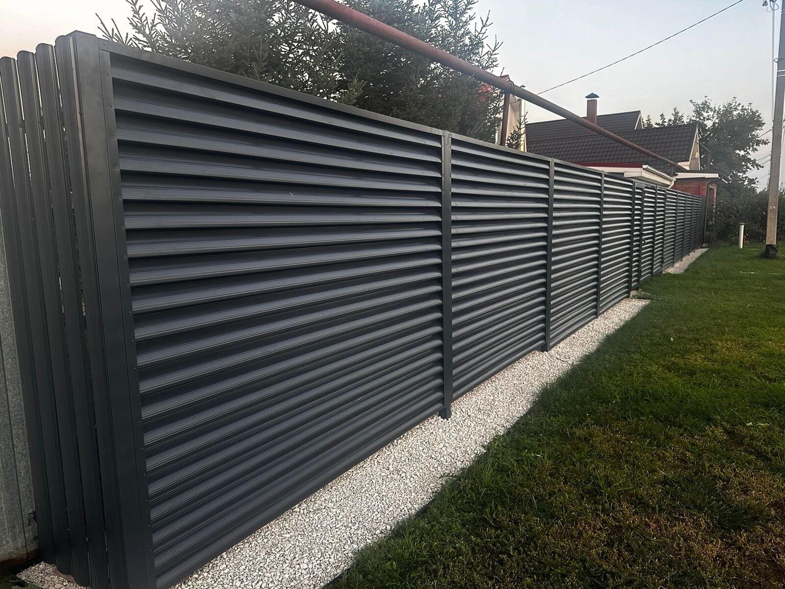 Забор из ламелей Еврожалюзи 26м RAL7024/7024 Серый Графит двусторонний фото 4 в Киришах