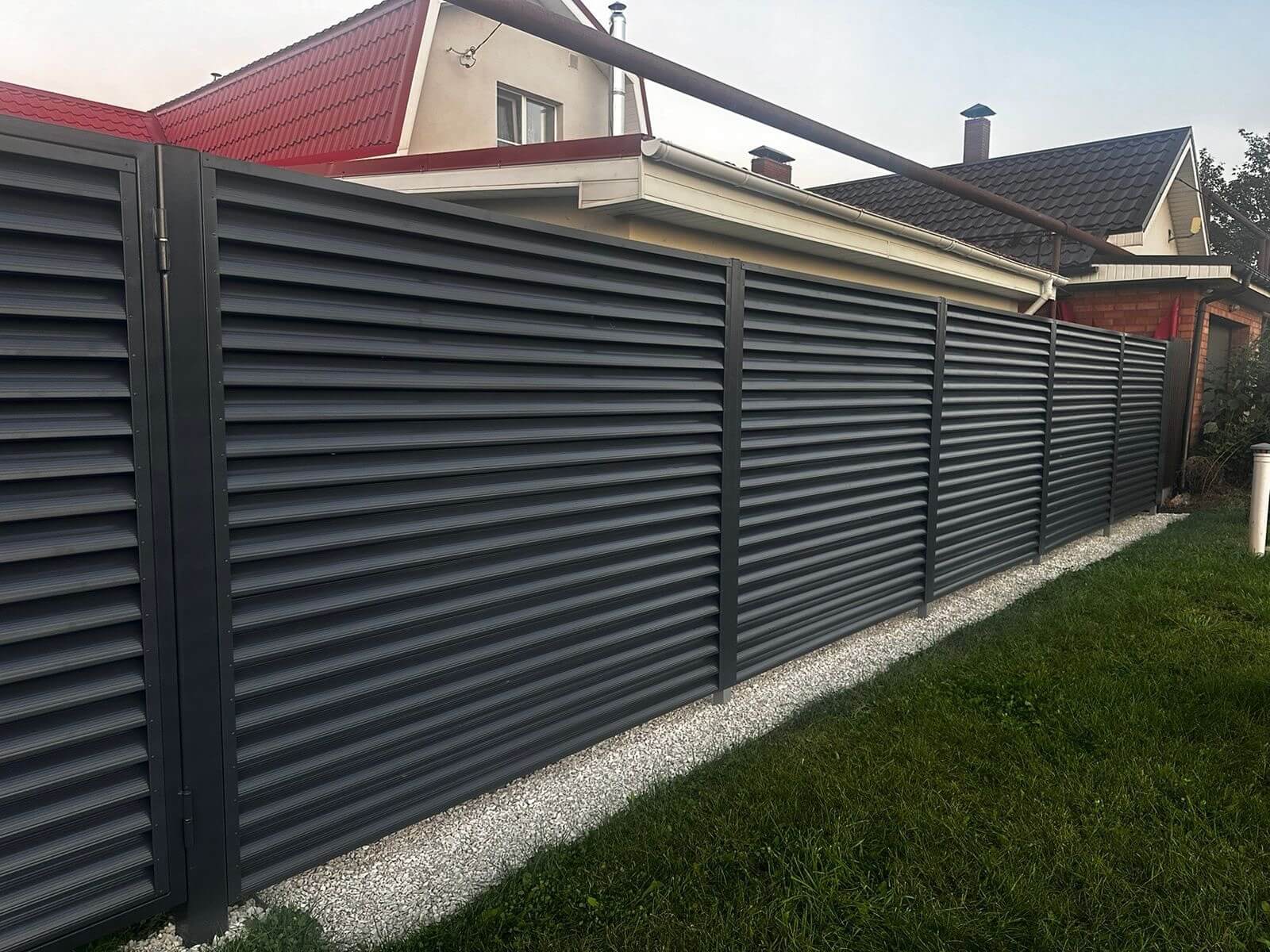 Забор из ламелей Еврожалюзи 26м RAL7024/7024 Серый Графит двусторонний фото 3 в Киришах