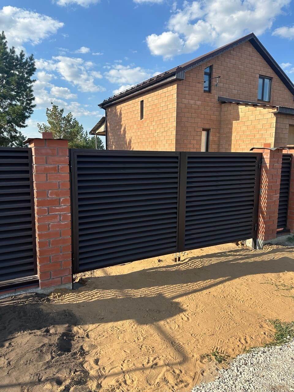 Забор-жалюзи из ламелей Еврожалюзи 38м RAL8019 Темный Шоколад МАТТЕ фото 4 в Киришах
