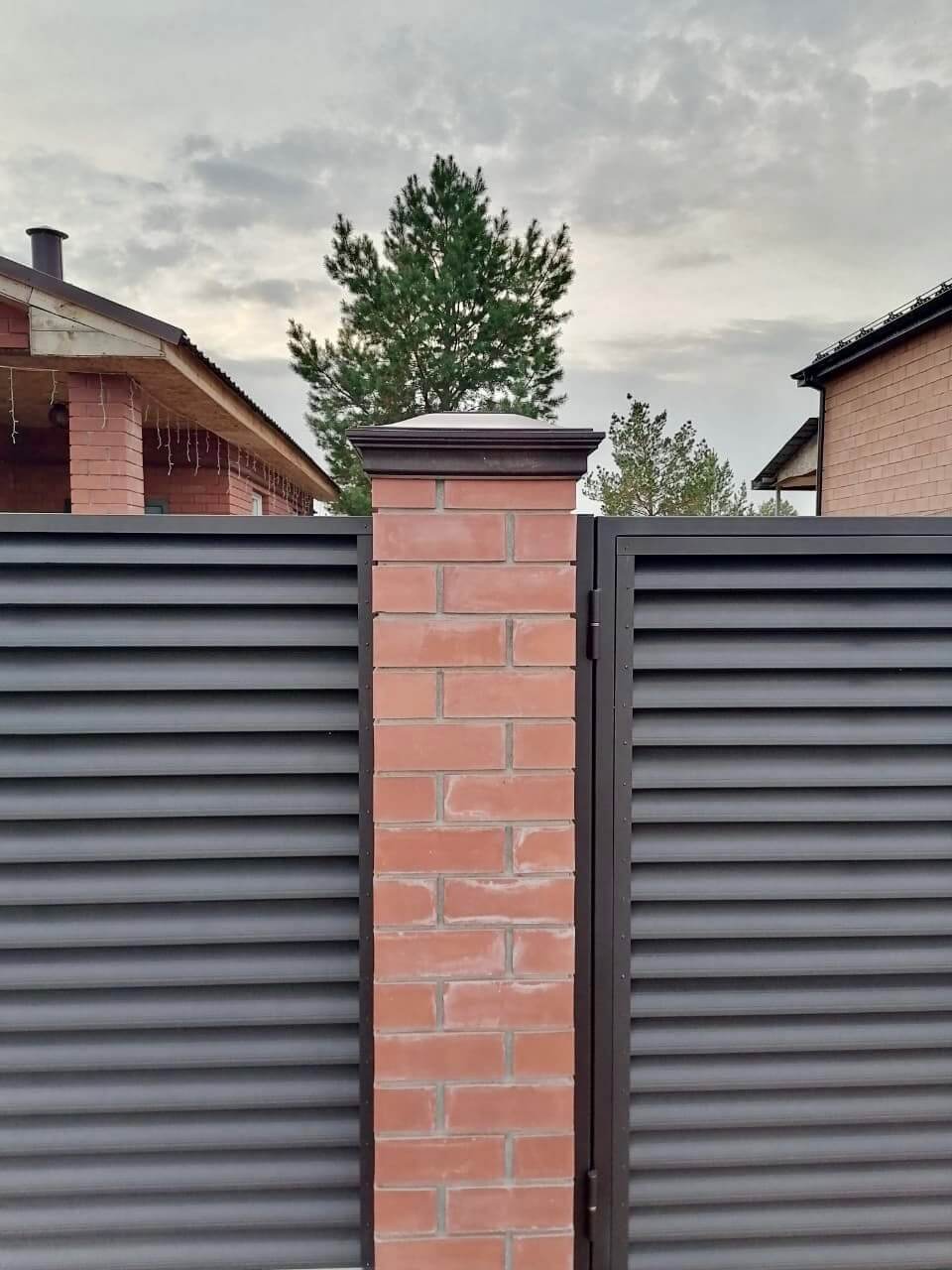 Забор-жалюзи из ламелей Еврожалюзи 38м RAL8019 Темный Шоколад МАТТЕ фото 2 в Киришах