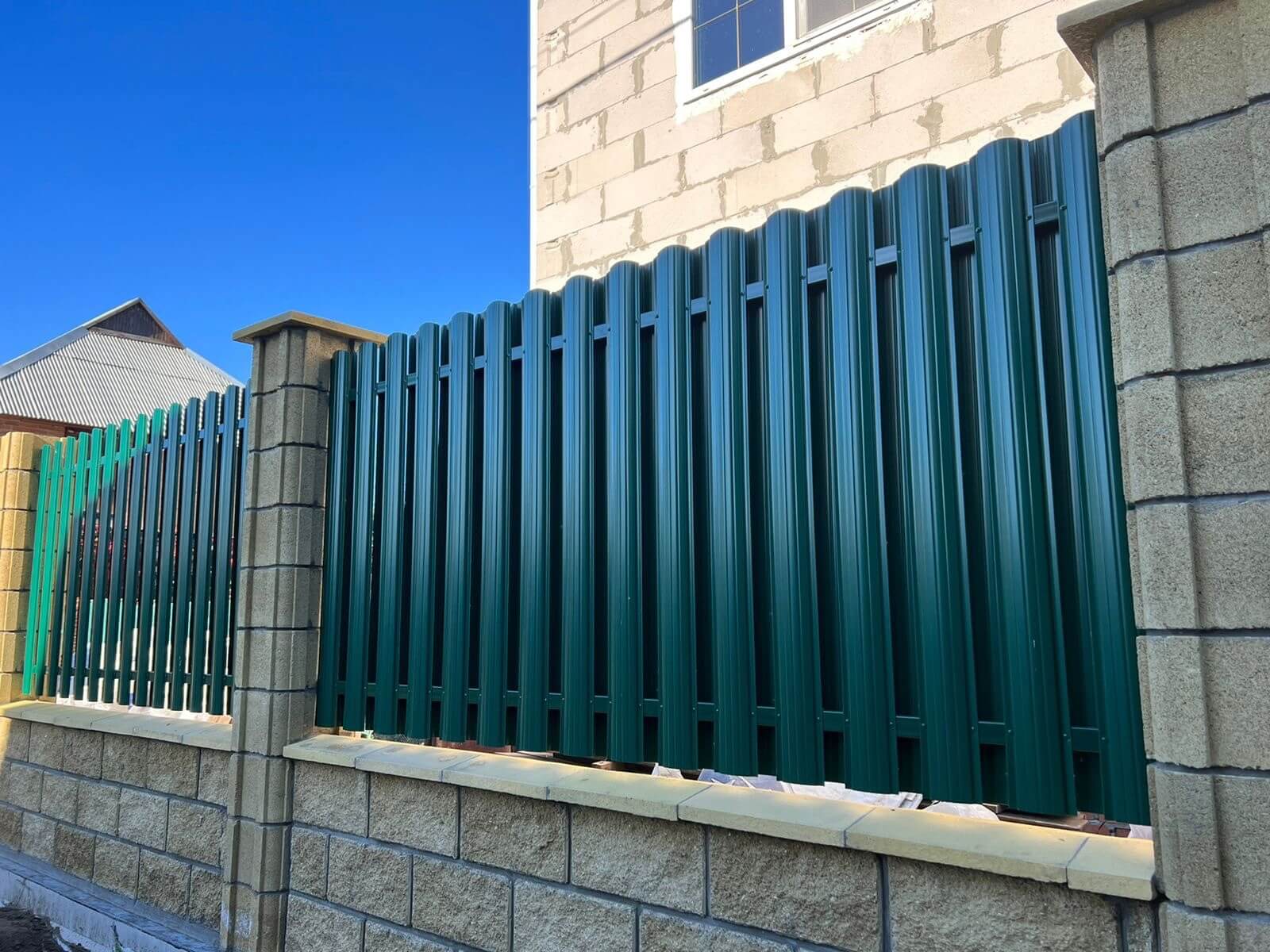 Забор из евроштакетника 22м RAL6005/6005 Зеленый Мох двусторонний фото 7 в Киришах