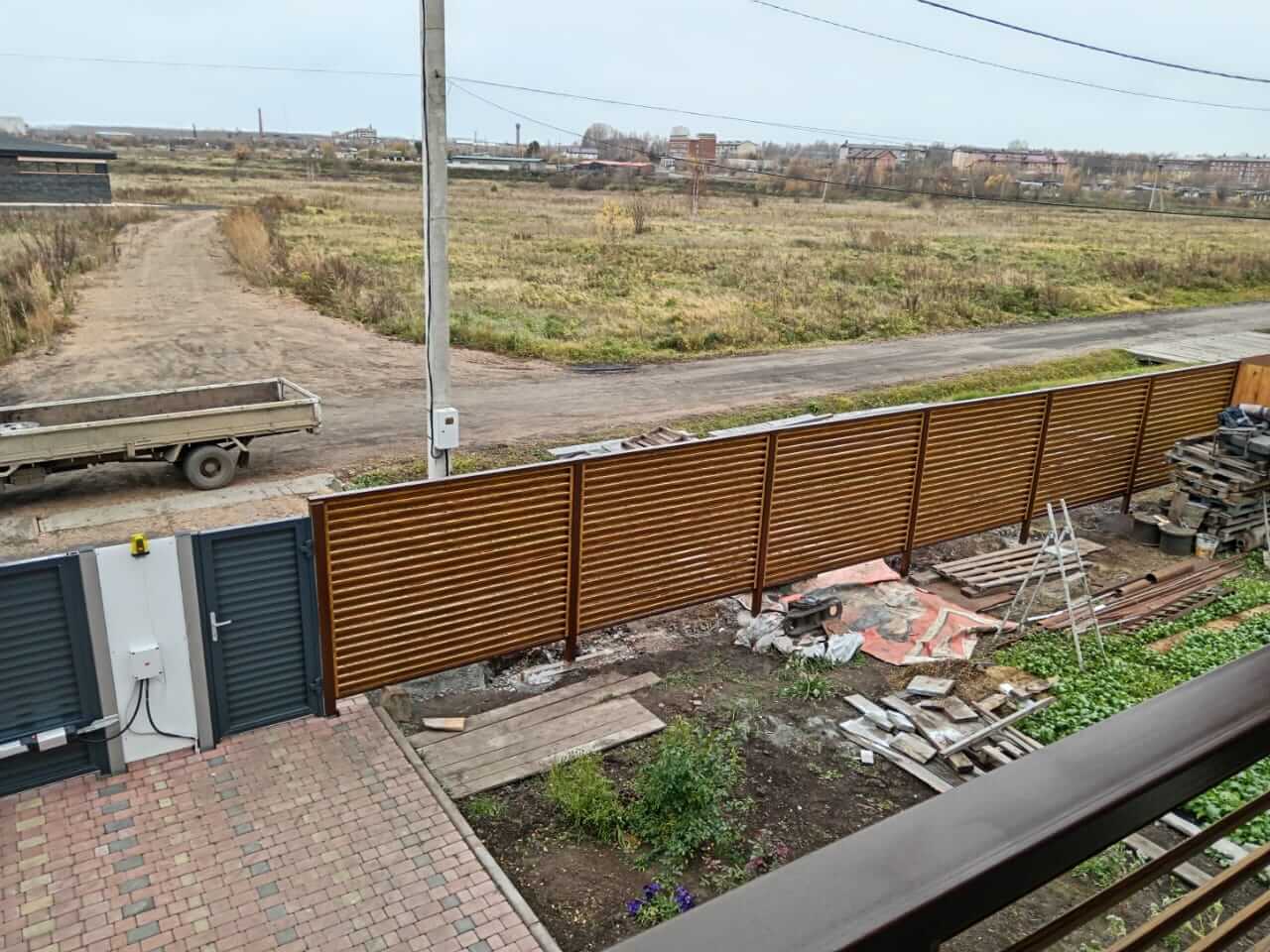 Забор-жалюзи 12м + балконное ограждение из ламелей Еврожалюзи Орех Миланский 3D Принтек фото 2 в Киришах