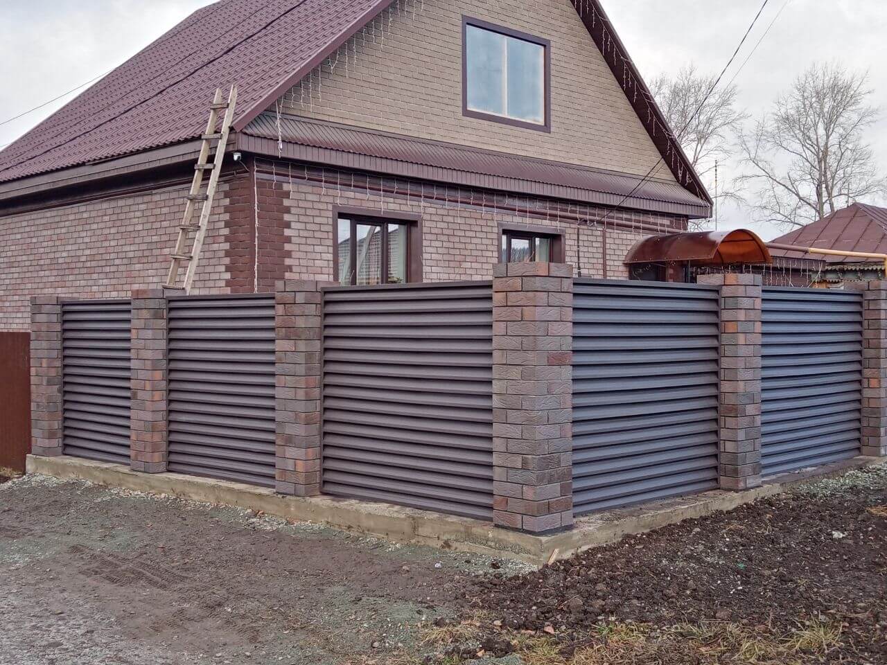 Забор-жалюзи из ламелей ЭКО-Z-US (усиленные) 30м RAL8019/8019 Темный Шоколад двусторонний МАТТЕ фото 3 в Киришах