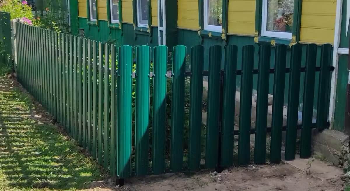 Заборчик из Евроштакетника 8м RAL6005/6005 Зеленый Мох двусторонний в Киришах