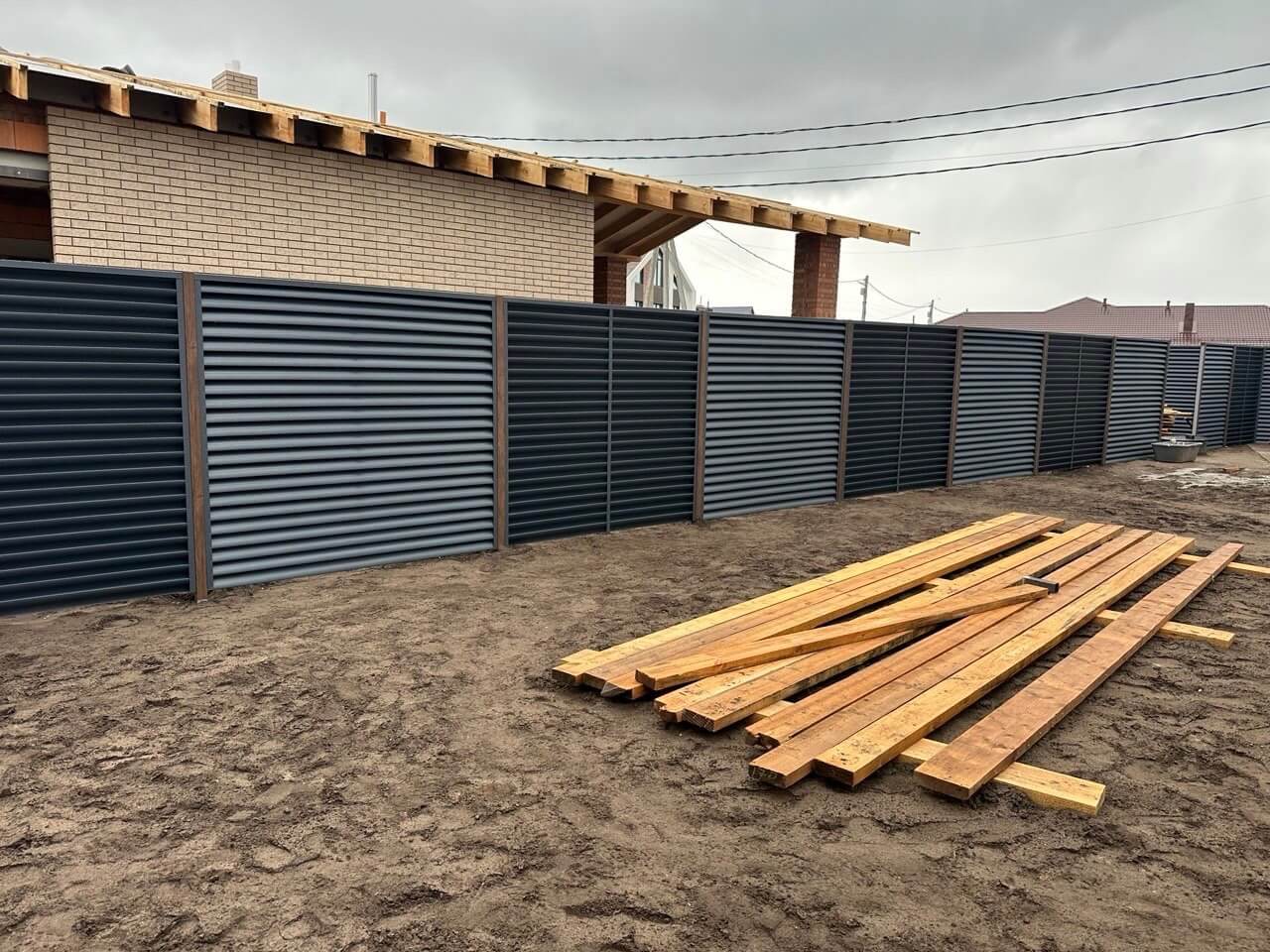 Забор из ламелей еврожалюзи 160м RAL7024/7024 Серый Графит двусторонний МАТТЕ фото 6 в Киришах