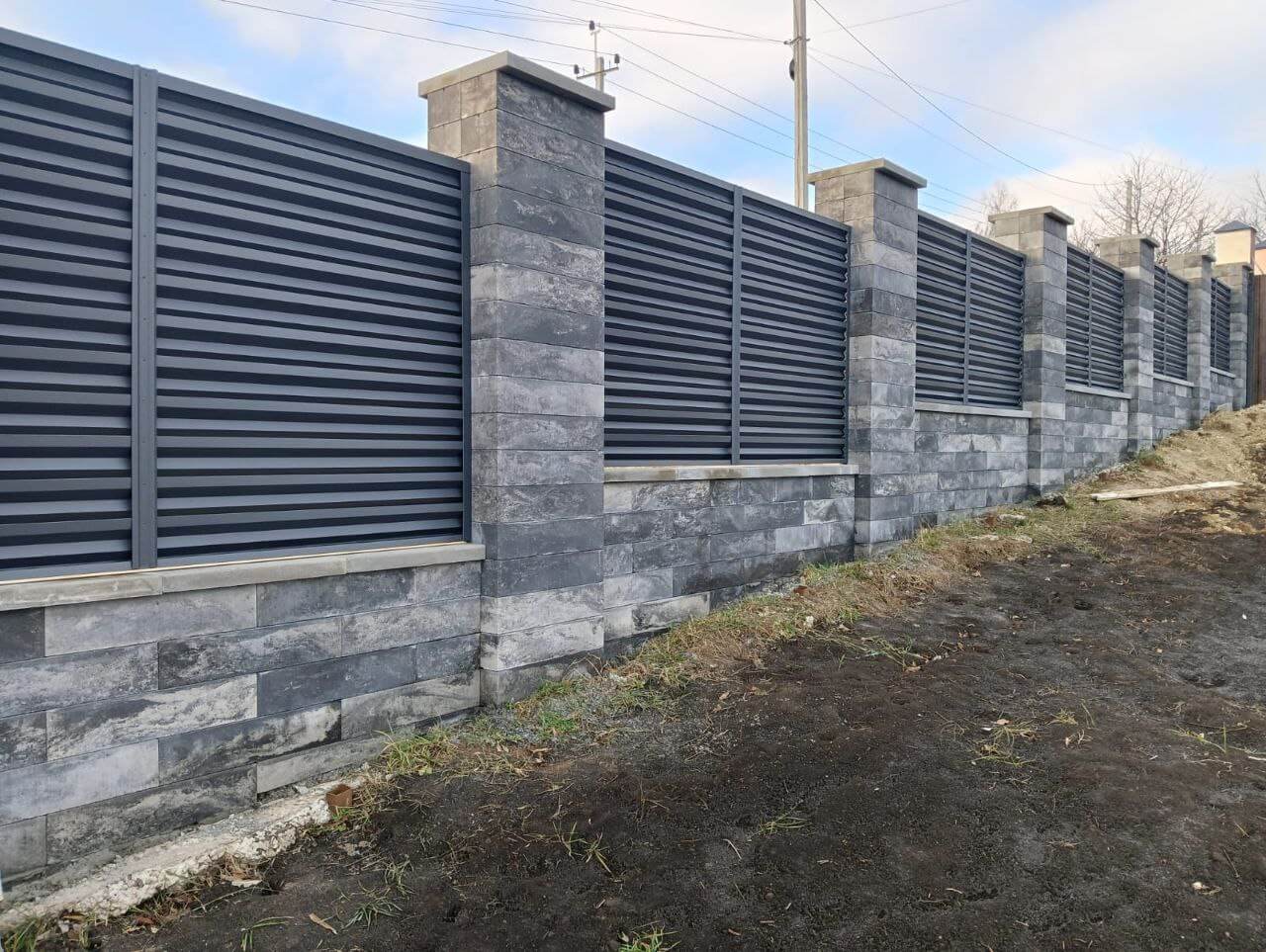 Забор-жалюзи из ламелей Елочка 72м RAL7024/7024 Серый Графит двусторонний МАТТЕ фото 4 в Киришах