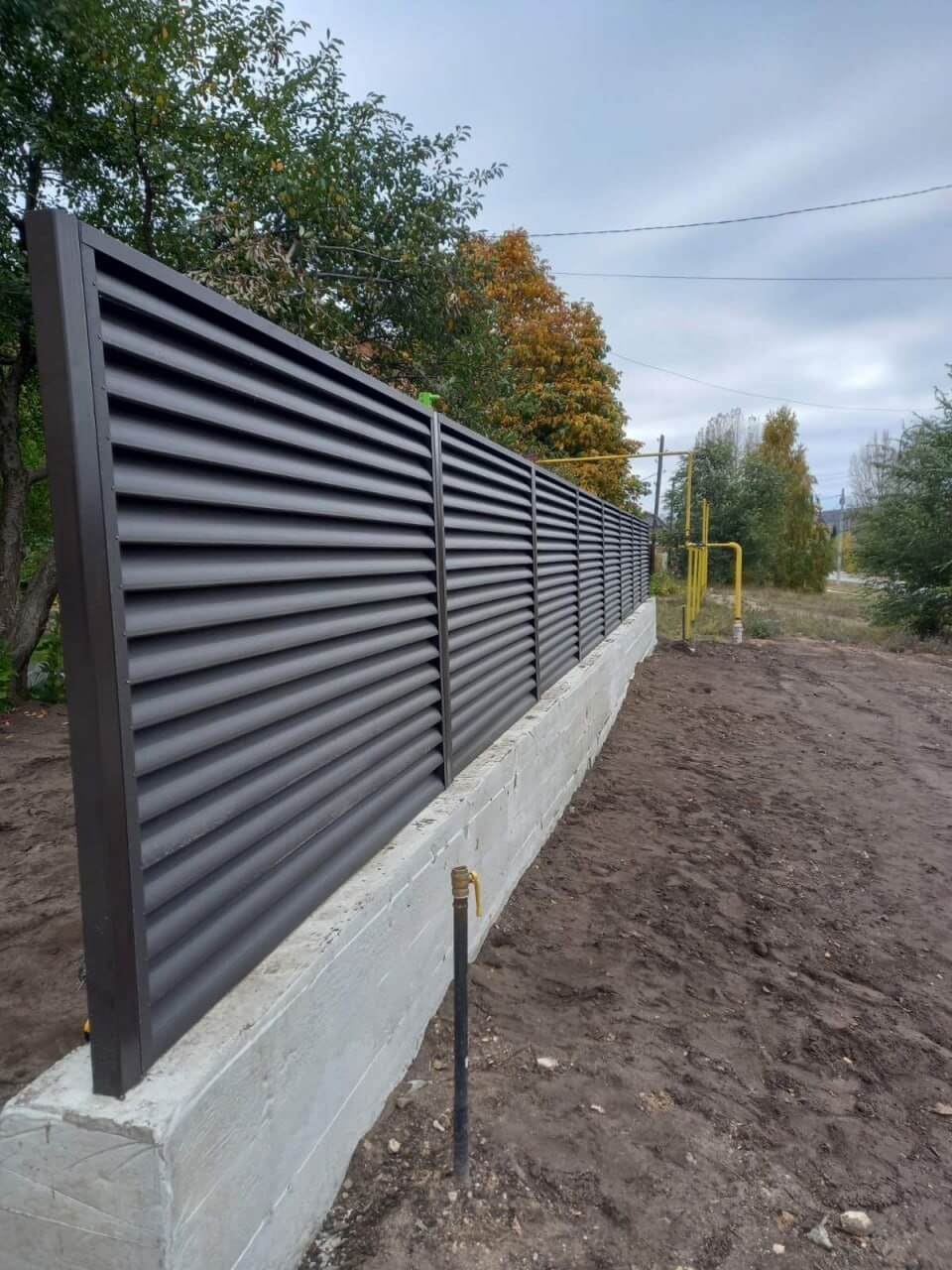 Забор из ламелей еврожалюзи 34м RAL8019/8019 Темный Шоколад двусторонний МАТТЕ фото 3 в Киришах