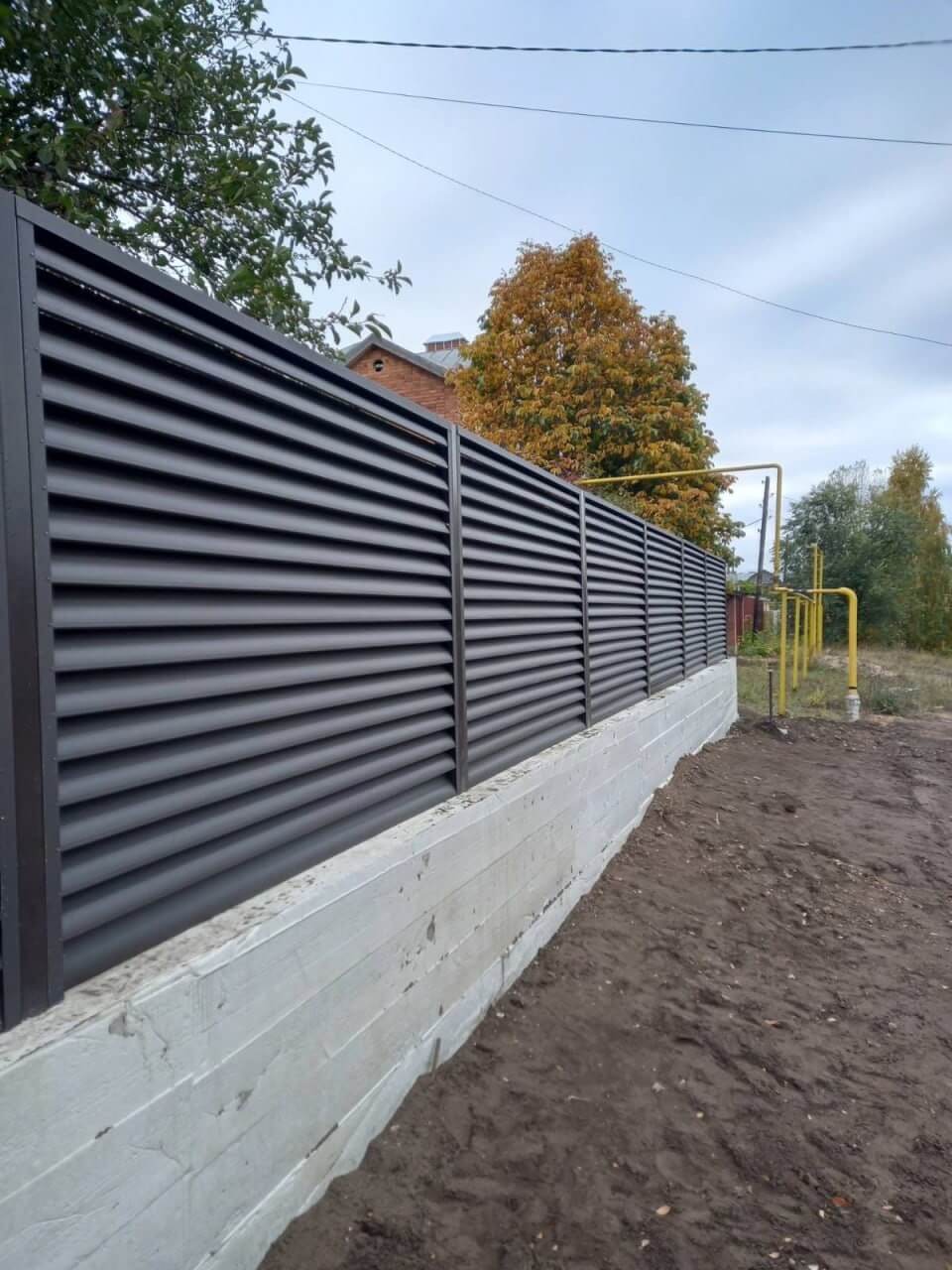 Забор из ламелей еврожалюзи 34м RAL8019/8019 Темный Шоколад двусторонний МАТТЕ в Киришах