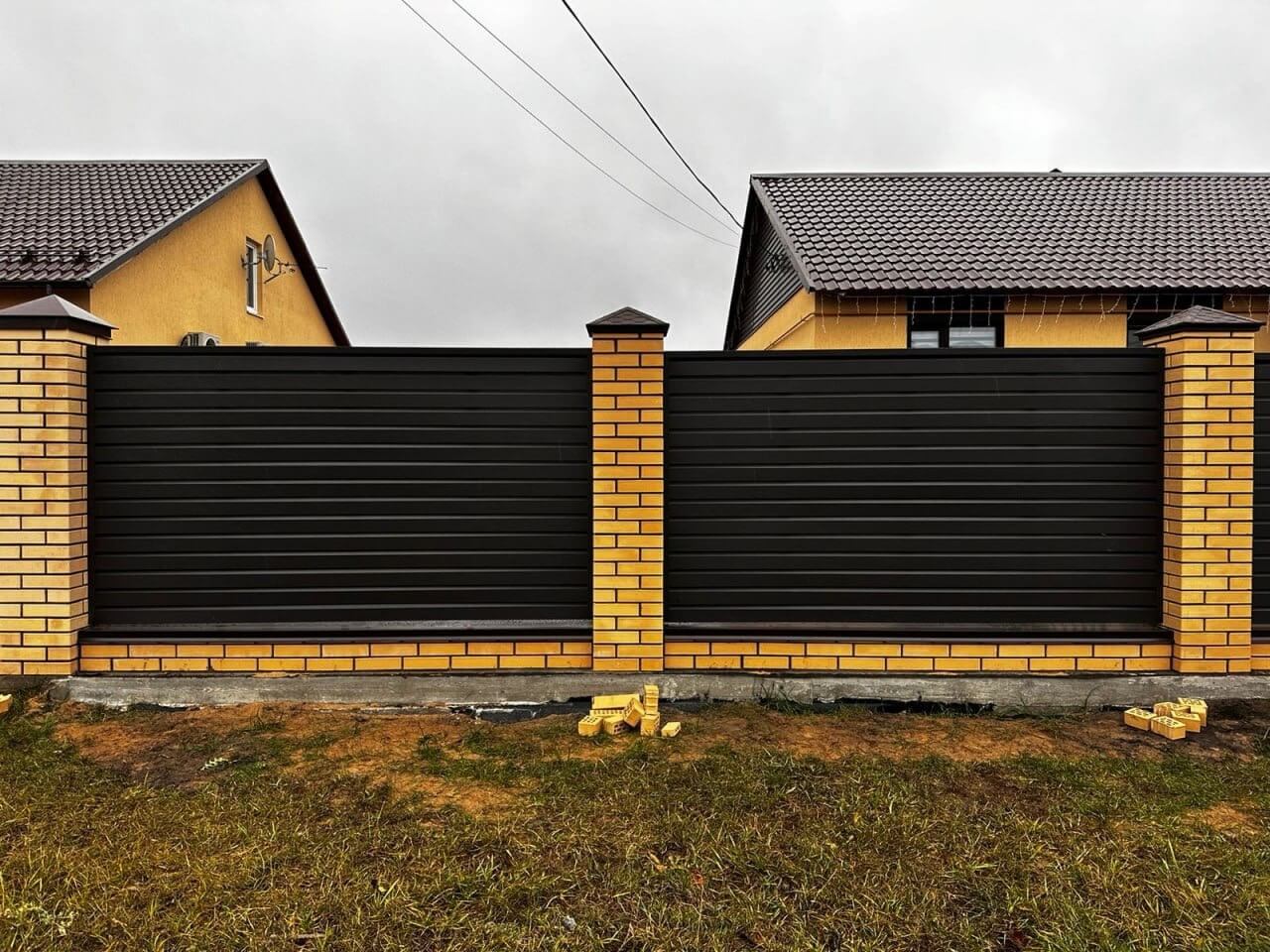 Забор из ламелей Хай-Тек 32м RAL8019/8019 Темный Шоколад двусторонний МАТТЕ фото 1 в Киришах