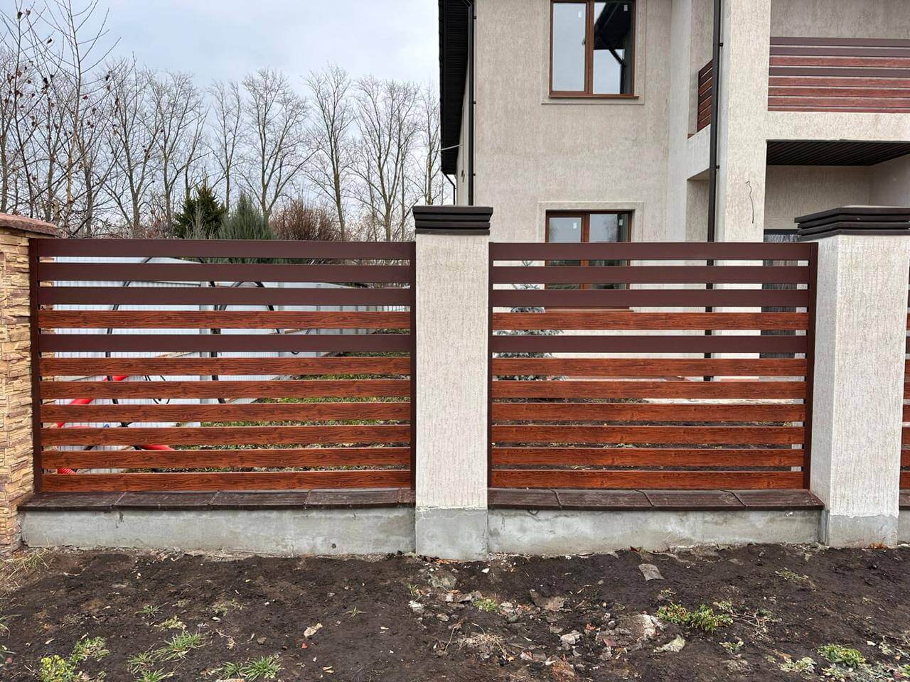 Забор-ранчо из металлопланкена 10м RAL8017 Шоколад МАТТЕ + Темное Дерево (Printech) фото 4 в Киришах