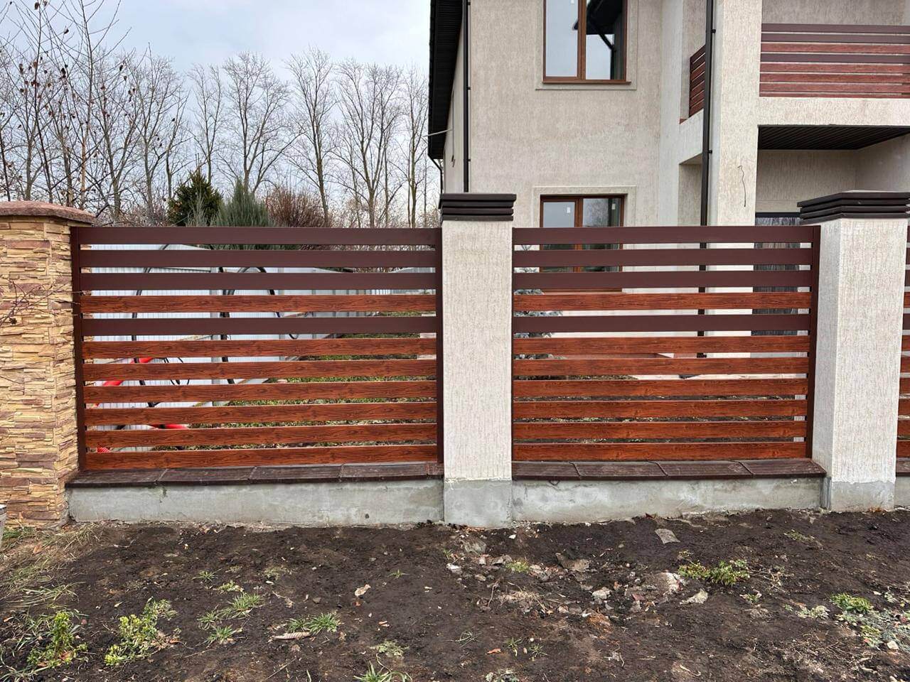 Забор-ранчо из металлопланкена 10м RAL8017 Шоколад МАТТЕ + Темное Дерево (Printech) фото 2 в Киришах