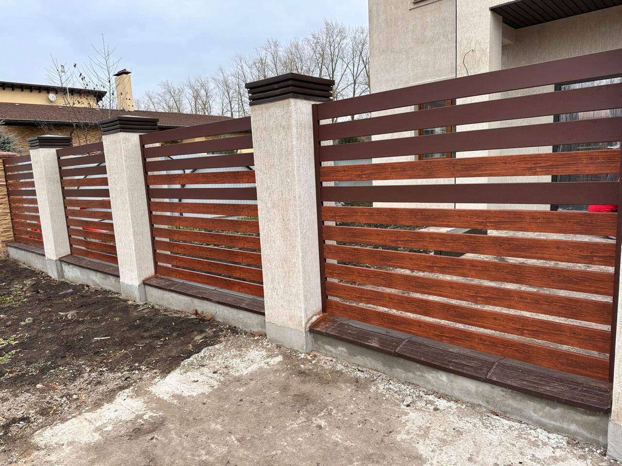 Забор-ранчо из металлопланкена 10м RAL8017 Шоколад МАТТЕ + Темное Дерево (Printech) в Киришах