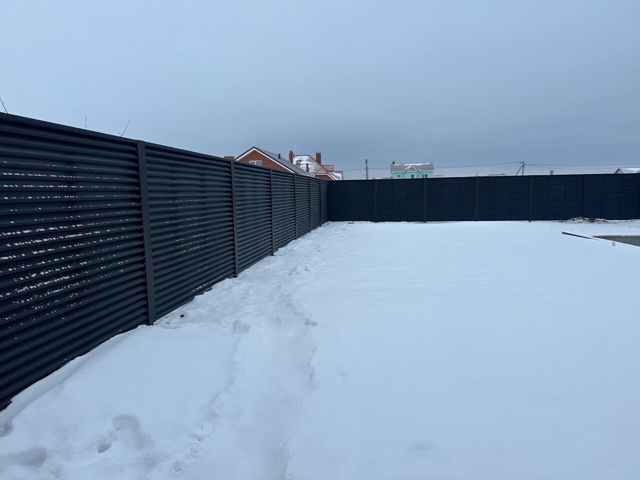 Забор-жалюзи из ламелей ЭКО-Z 130м RAL9005 Черный МАТТЕ фото 3 в Киришах