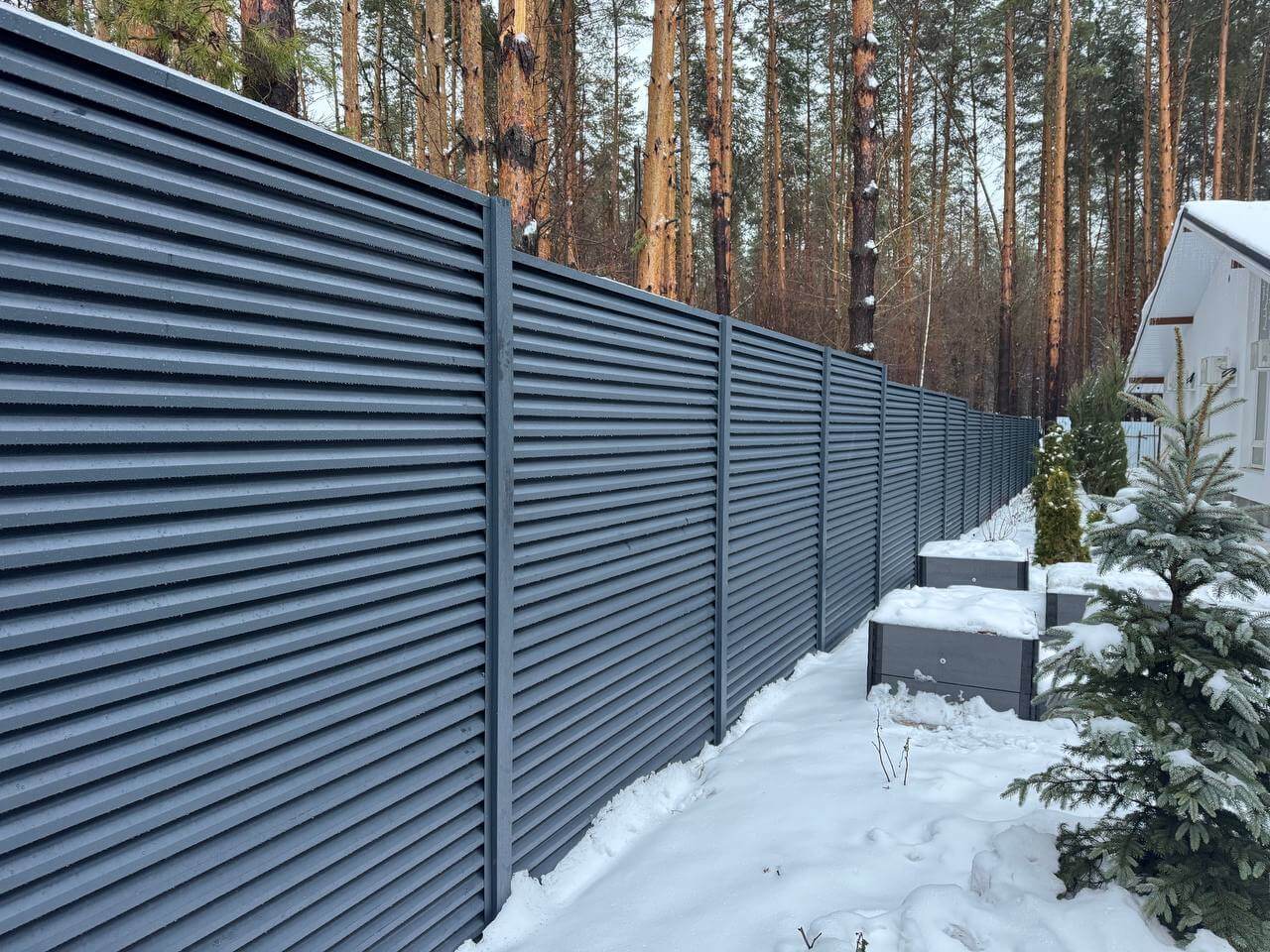 Забор-жалюзи из ламелей ЭКО-Z-US 54м RAL7024/7024 Серый Графит двусторонний МАТТЕ в Киришах