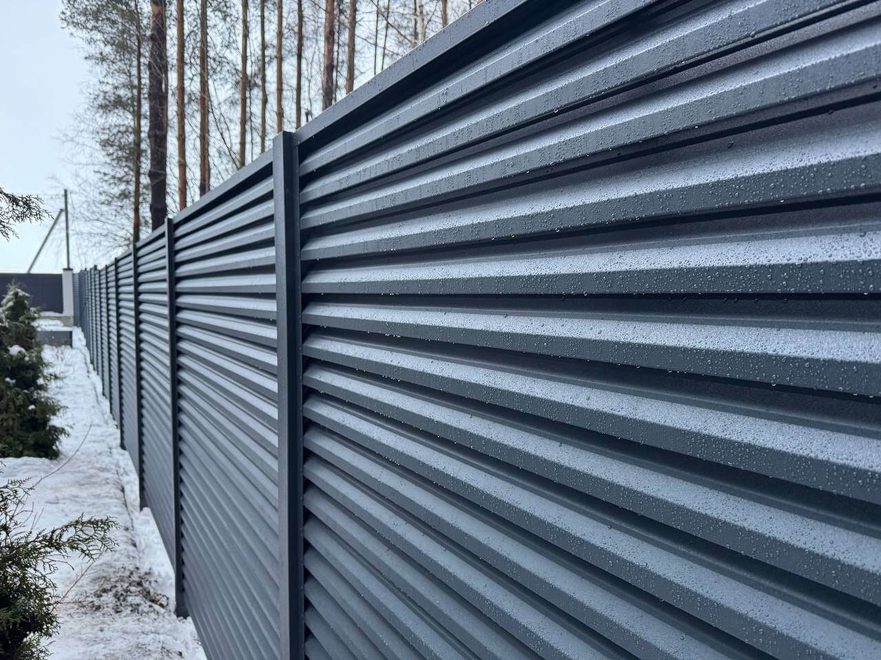 Забор-жалюзи из ламелей ЭКО-Z-US 54м RAL7024/7024 Серый Графит двусторонний МАТТЕ фото 2 в Киришах