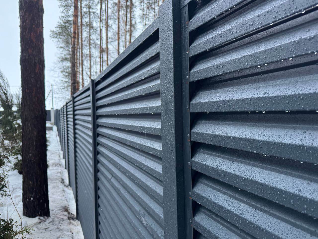Забор-жалюзи из ламелей ЭКО-Z-US 54м RAL7024/7024 Серый Графит двусторонний МАТТЕ фото 1 в Киришах