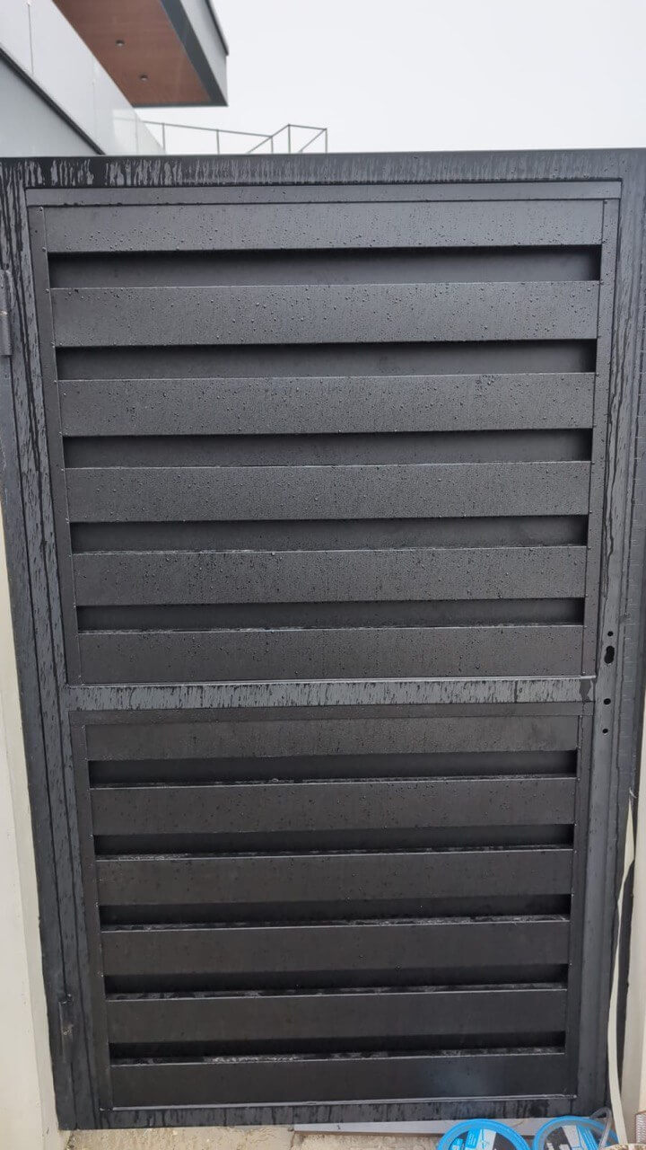 Откатные ворота с калиткой из металлопланкена RAL9005/9005 Черный двусторонний МАТТЕ фото 3 в Киришах