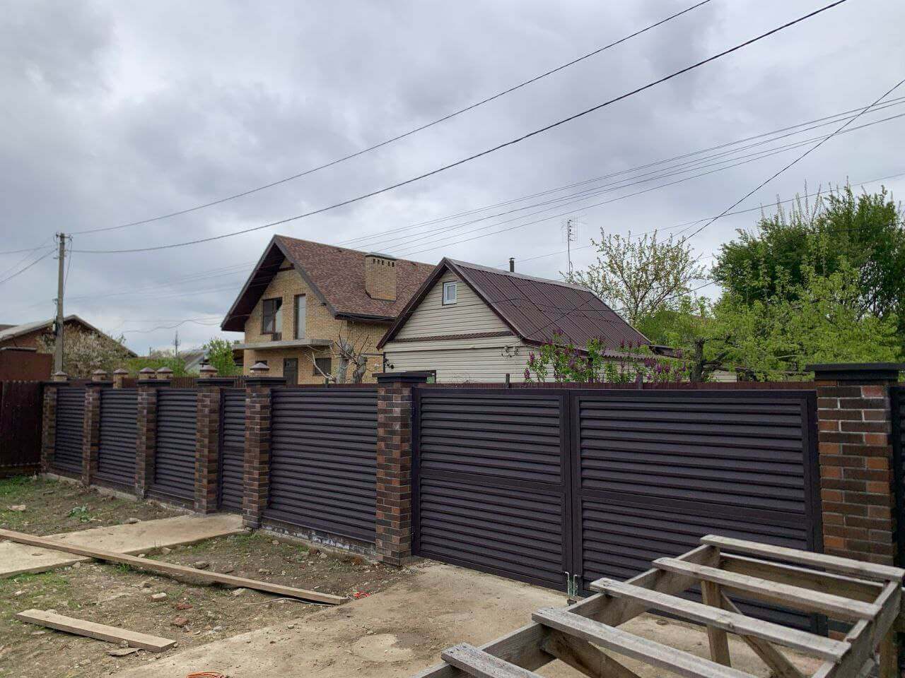 Забор-жалюзи из ламелей Реснички 24м RAL8019/8019 Темный Шоколад двусторонний МАТТЕ фото 2 в Киришах