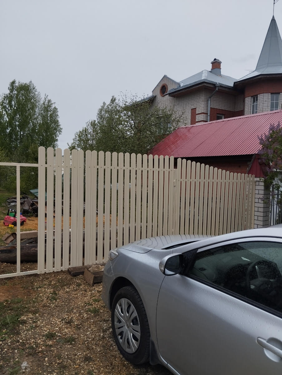 Забор из евроштакетника 9м RAL1015/1015 Слоновая Кость двусторонний фото 1 в Киришах