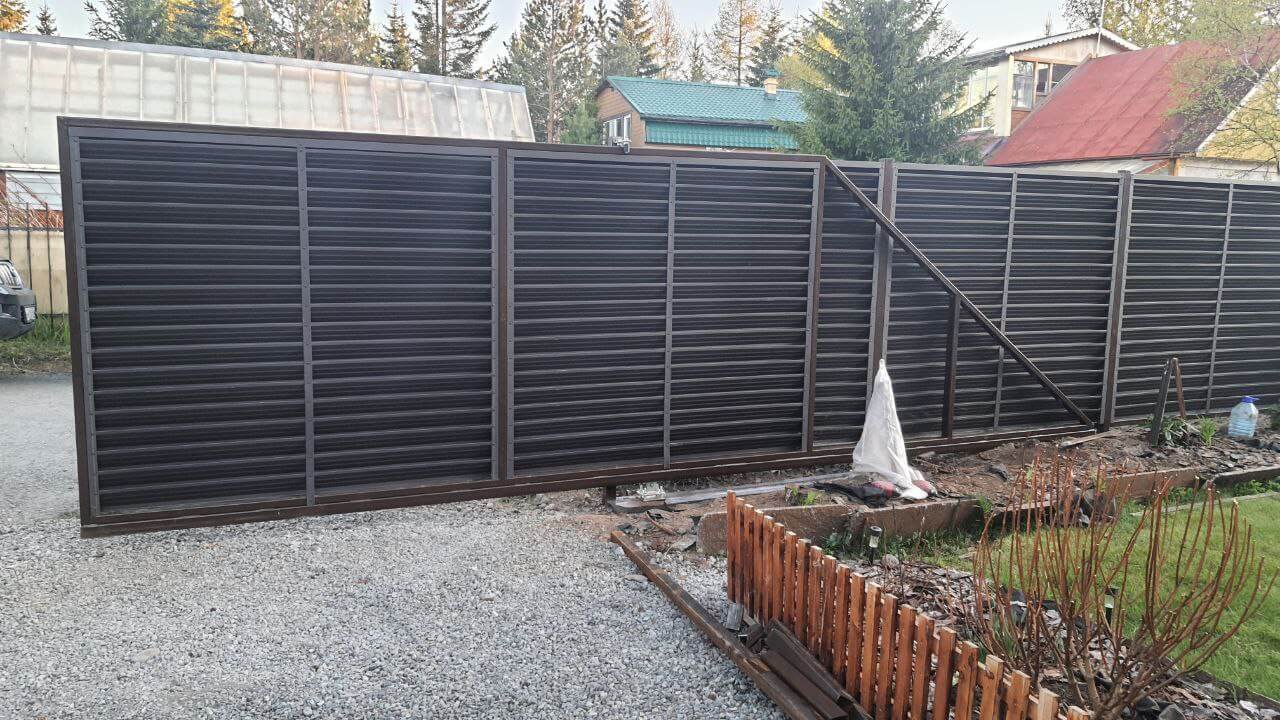 Забор-жалюзи из ламелей ЭКО-Z-US 12м RAL8019/8019 Темный Шоколад двусторонний МАТТЕ фото 3 в Киришах