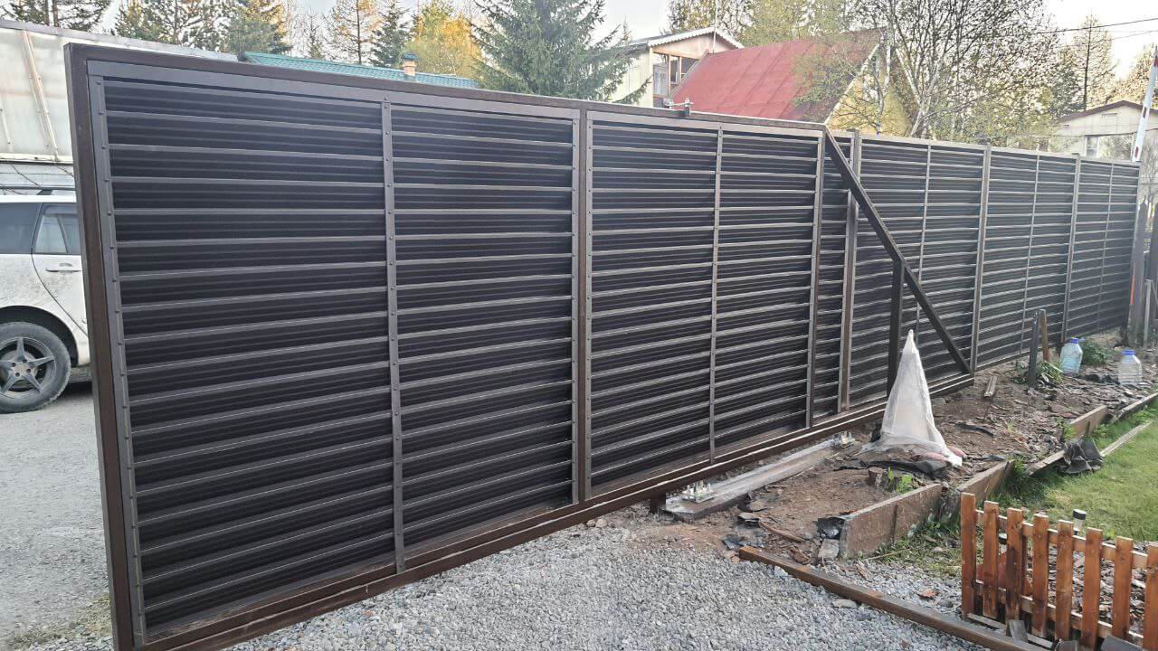 Забор-жалюзи из ламелей ЭКО-Z-US 12м RAL8019/8019 Темный Шоколад двусторонний МАТТЕ фото 1 в Киришах