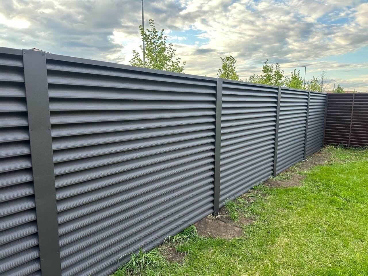 Забор из ламелей еврожалюзи 43м RAL8019/8019 Темный Шоколад двусторонний МАТТЕ фото 1 в Киришах