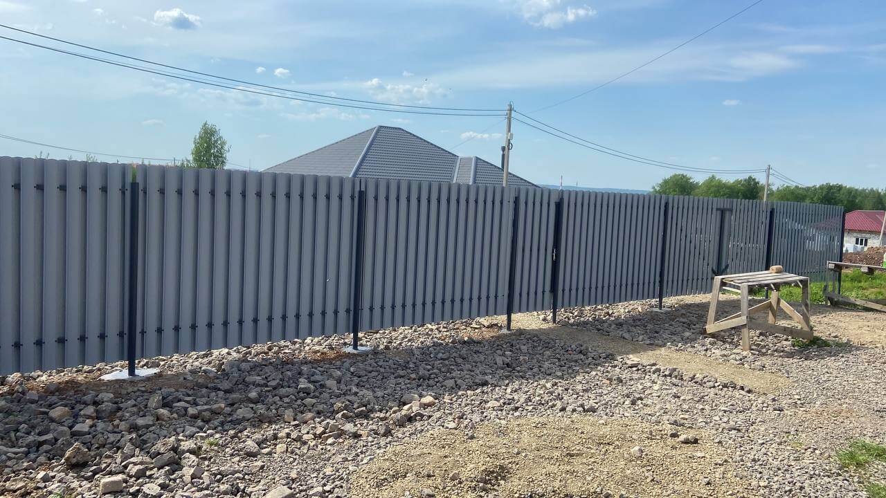 Забор из евроштакетника 16м RAL7024 Серый Графит фото 2 в Киришах