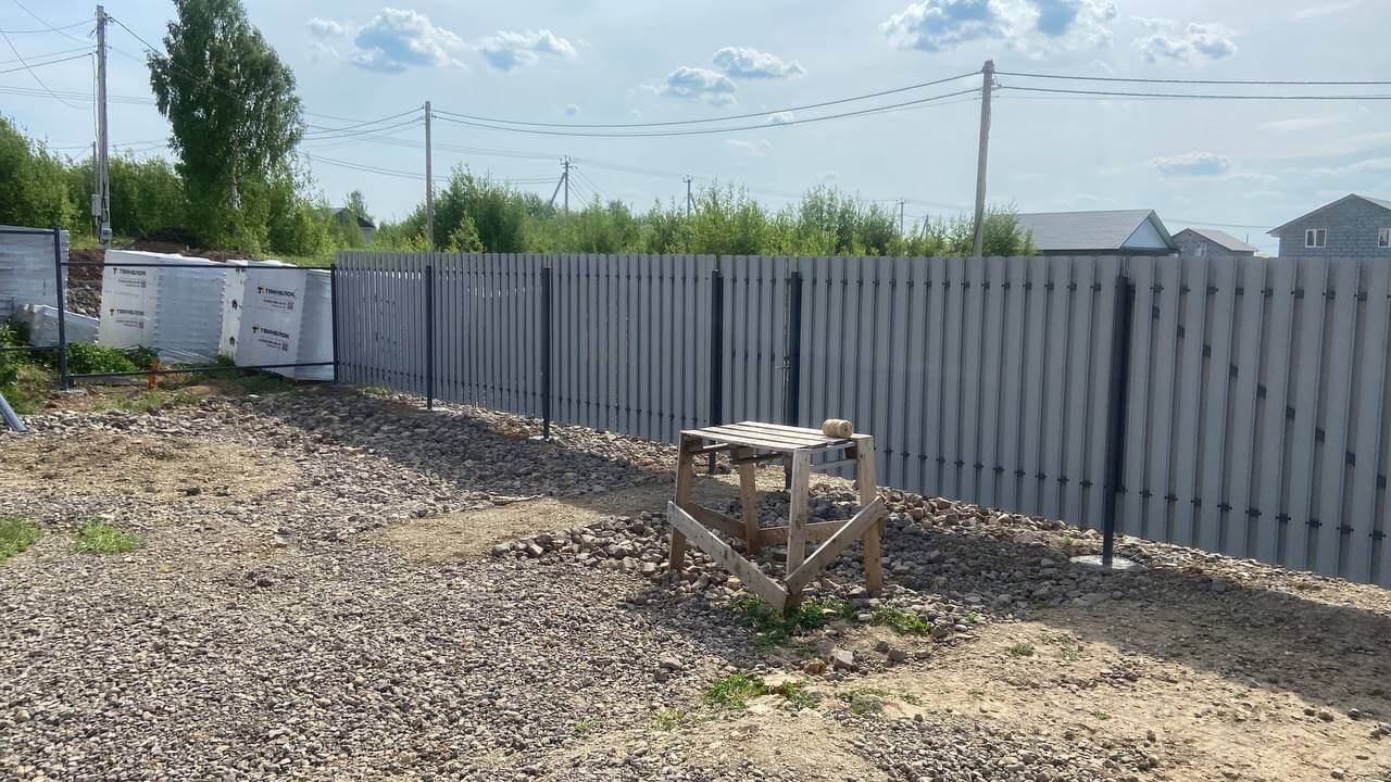 Забор из евроштакетника 16м RAL7024 Серый Графит фото 1 в Киришах