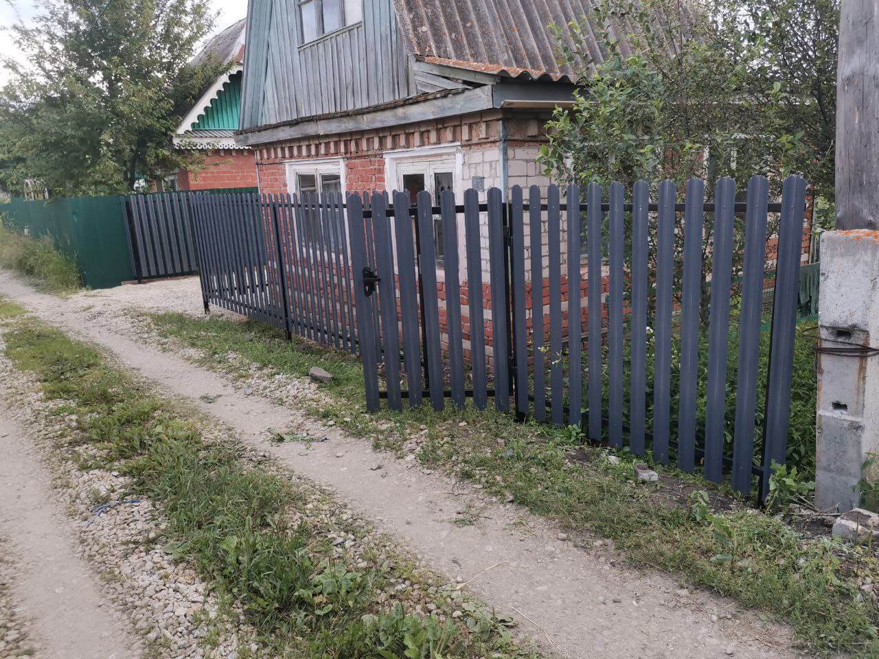 Забор из евроштакетника 7м RAL7024/7024 Серый Графит двусторонний фото 3 в Киришах