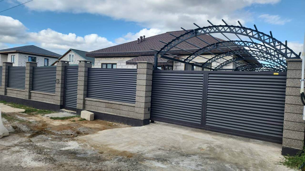 Забор-жалюзи из ламелей Реснички 27м RAL8019/8019 Темный Шоколад двусторонний МАТТЕ фото 2 в Киришах
