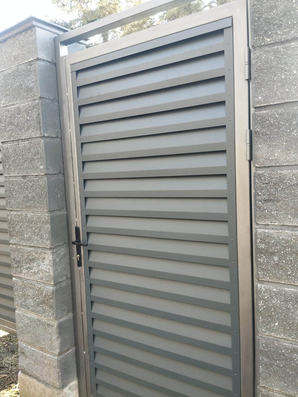 Откатные ворота с калиткой из ламелей Реснички RAL7024/7024 Серый Графит двусторонний МАТТЕ фото 2 в Киришах
