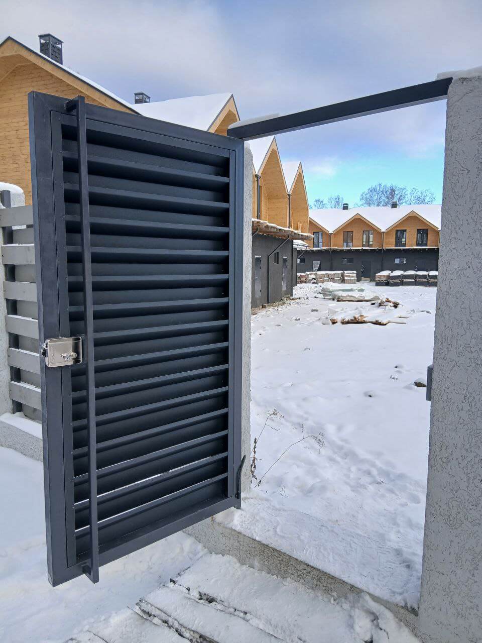 Входная группа из ламелей Хай-Тек RAL7024/7024 Серый Графит двусторонний МАТТЕ фото 21 в Киришах