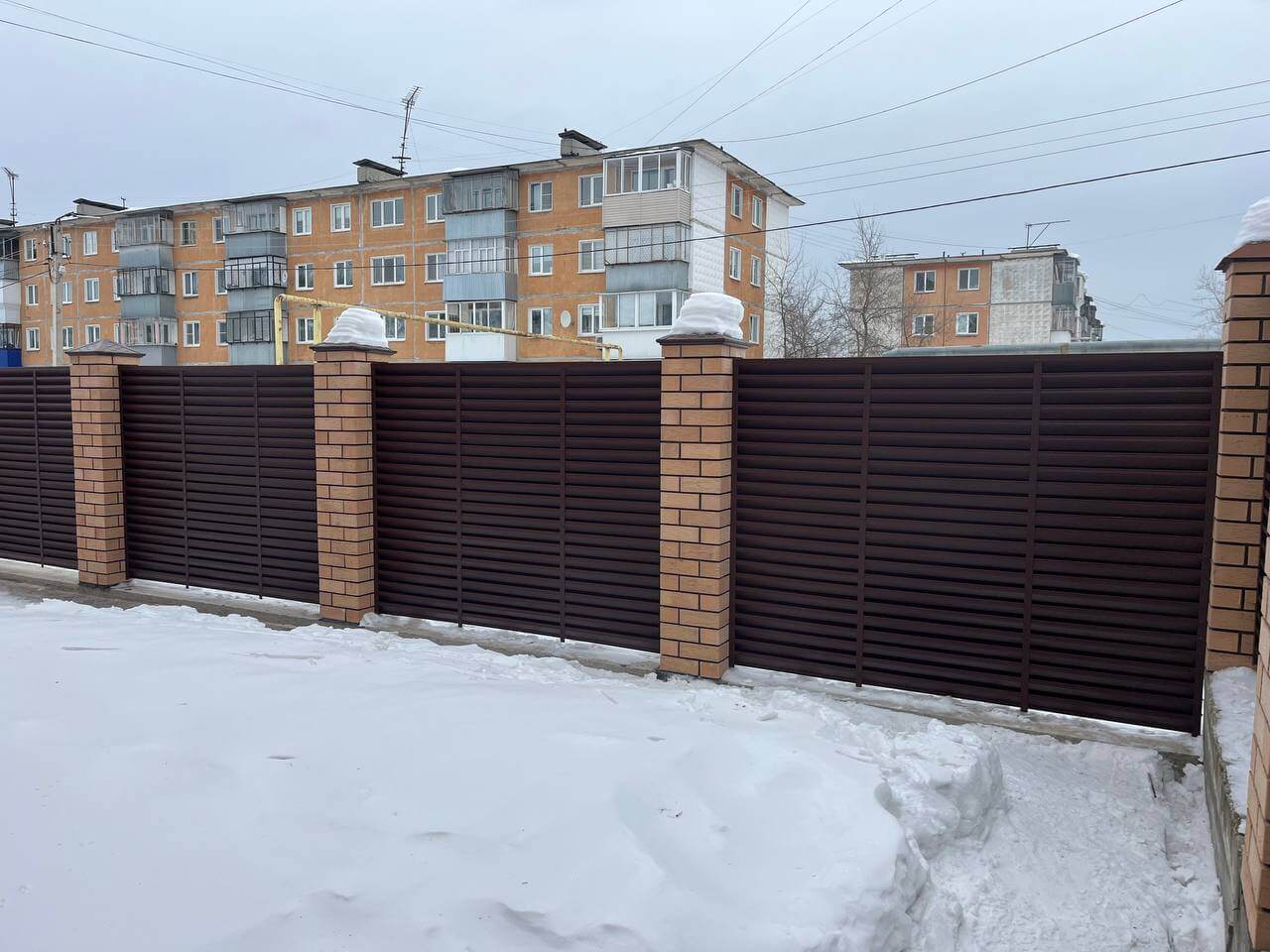 Забор-жалюзи из ламелей ЭКО-Z 87м RAL8017/8017 Шоколад двусторонний МАТТЕ фото 17 в Киришах