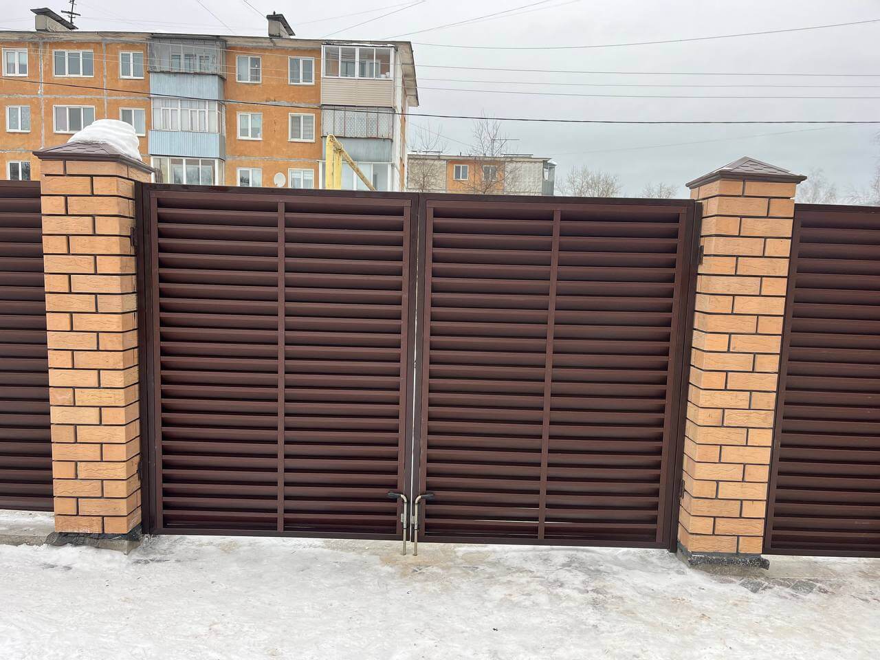 Забор-жалюзи из ламелей ЭКО-Z 87м RAL8017/8017 Шоколад двусторонний МАТТЕ фото 9 в Киришах