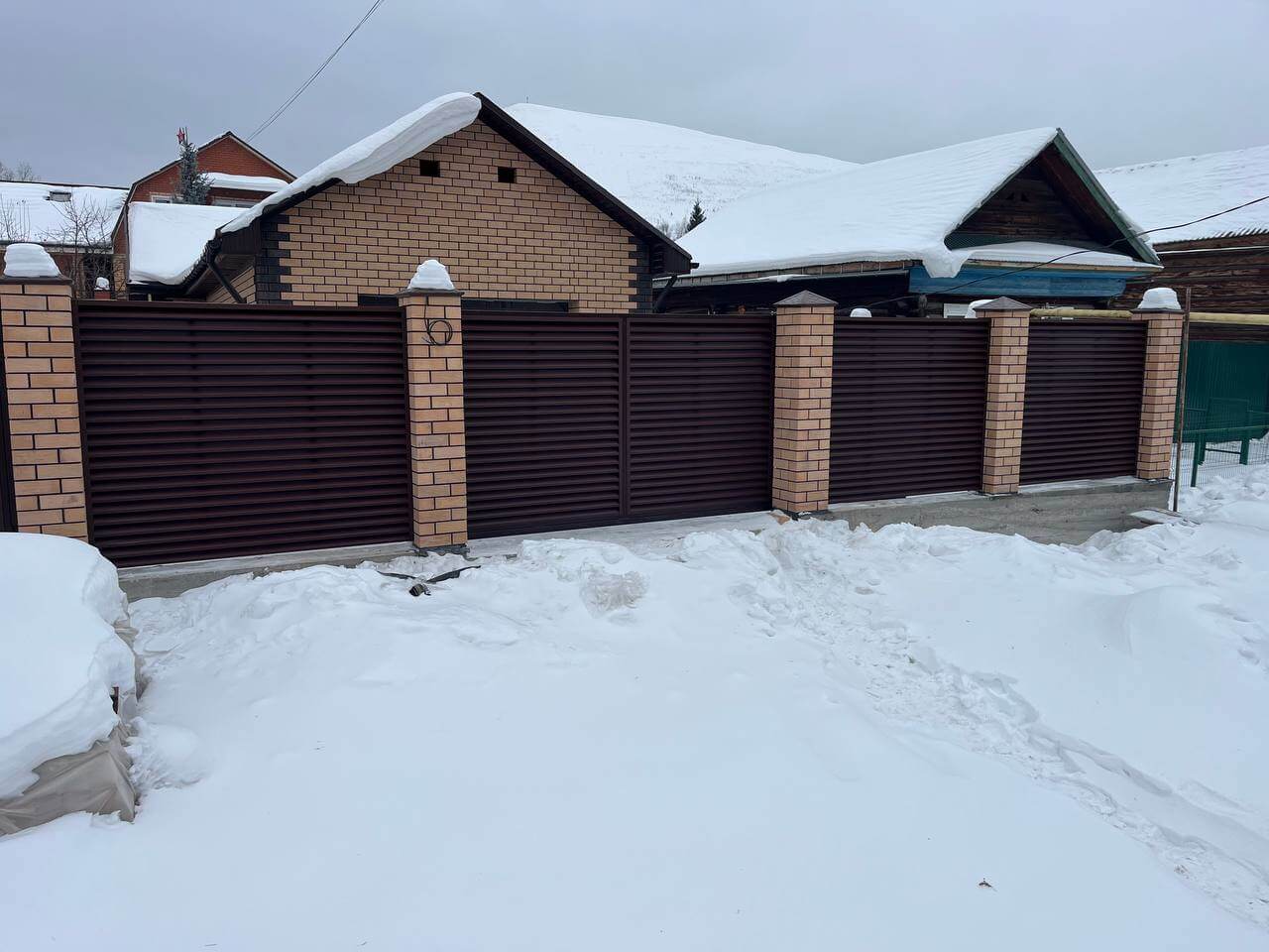Забор-жалюзи из ламелей ЭКО-Z 87м RAL8017/8017 Шоколад двусторонний МАТТЕ фото 3 в Киришах