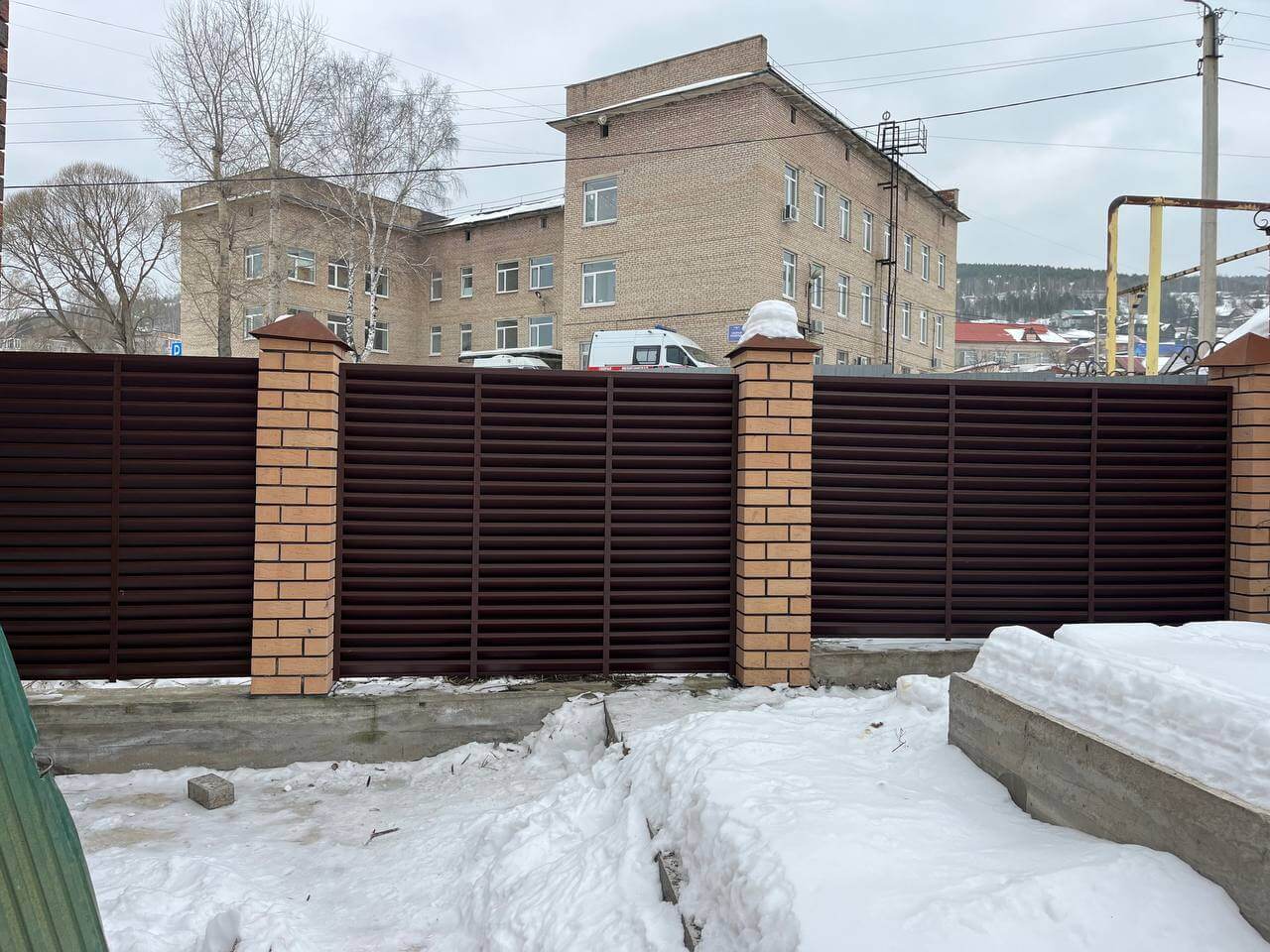 Забор-жалюзи из ламелей ЭКО-Z 87м RAL8017/8017 Шоколад двусторонний МАТТЕ фото 16 в Киришах