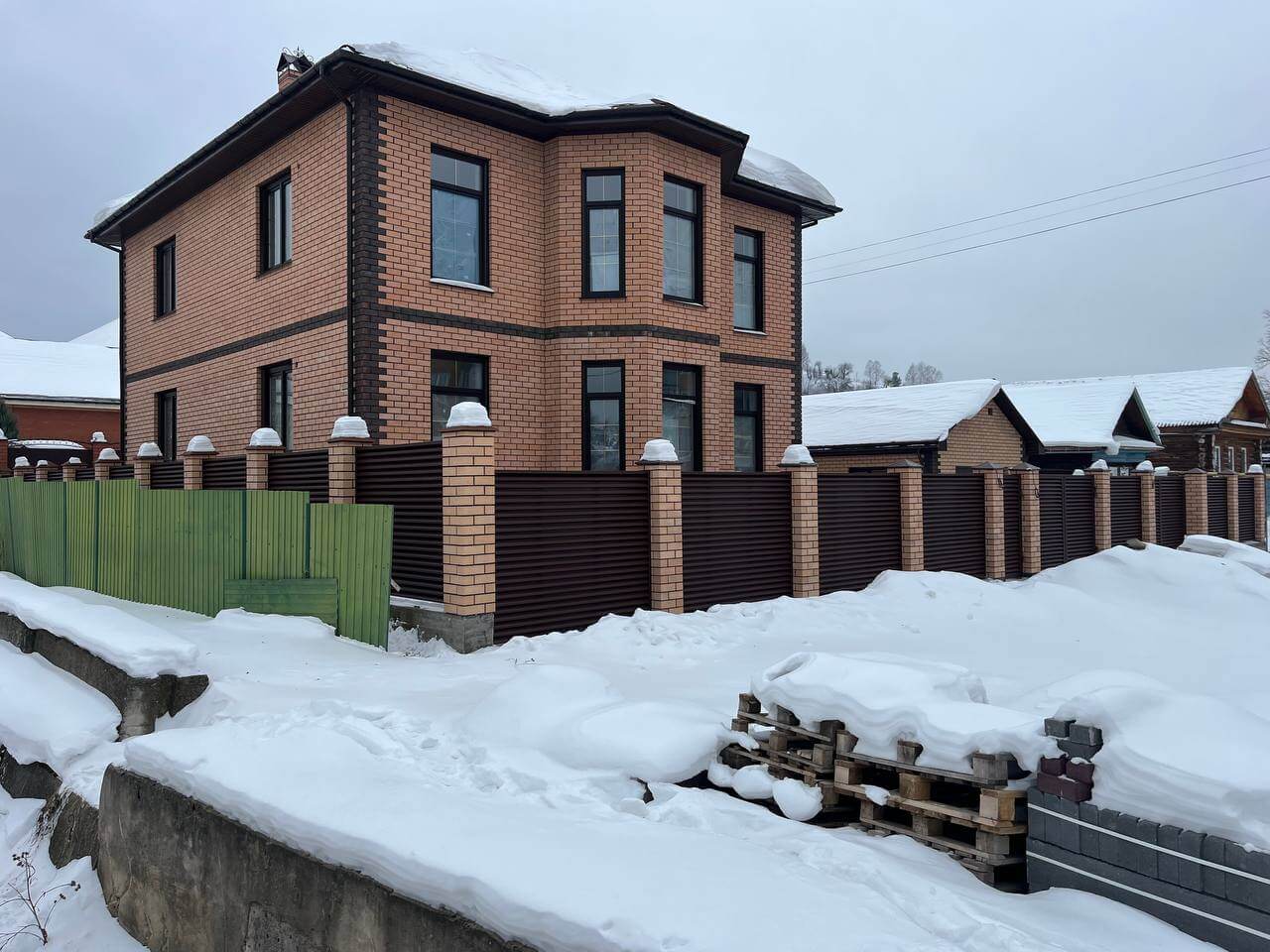 Забор-жалюзи из ламелей ЭКО-Z 87м RAL8017/8017 Шоколад двусторонний МАТТЕ фото 12 в Киришах