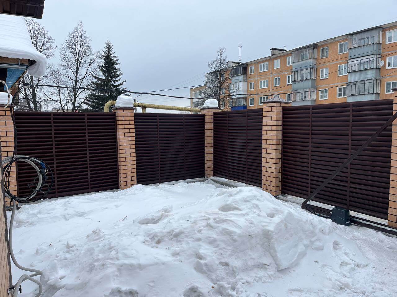 Забор-жалюзи из ламелей ЭКО-Z 87м RAL8017/8017 Шоколад двусторонний МАТТЕ фото 11 в Киришах