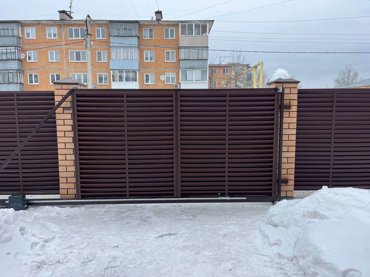 Забор-жалюзи из ламелей ЭКО-Z 87м RAL8017/8017 Шоколад двусторонний МАТТЕ фото 10 в Киришах