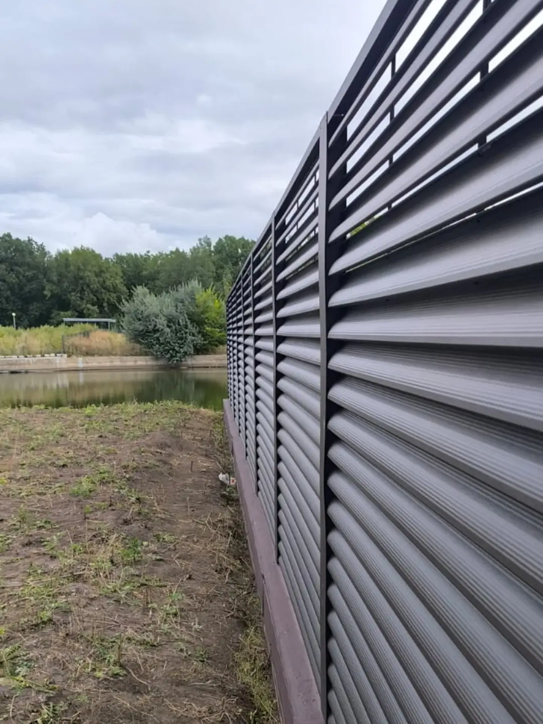 Забор-жалюзи из ламелей еврожалюзи 86м RAL8019/8019 Темный Шоколад двусторонний МАТТЕ фото 7 в Киришах