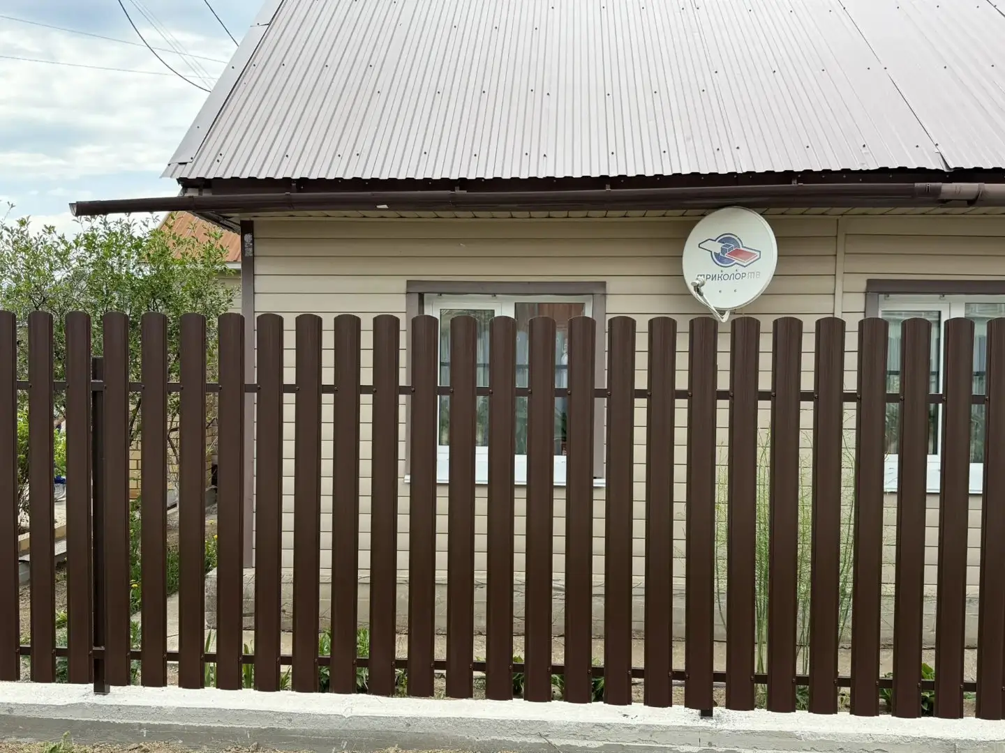 Комбинированный забор из ламелей ЭКО-Z-US и евроштакетника 18м RAL8017 Шоколад МАТТЕ, Полиэстер фото 3 в Киришах